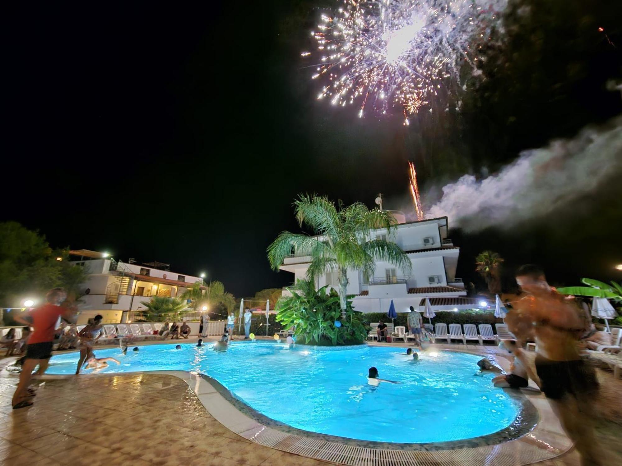 Graceland Rooms And Suites Capo Vaticano Exterior photo